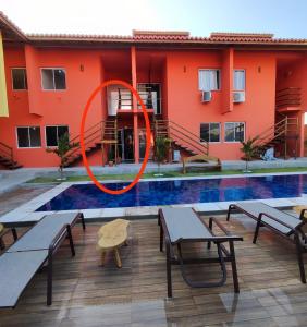 路易斯科雷亚Casa na praia com piscina的一座建筑中间有一个橙色环的游泳池