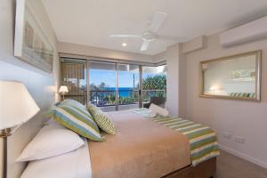 阳光海岸哥斯达新星假日公寓的一间卧室设有一张床,享有海景