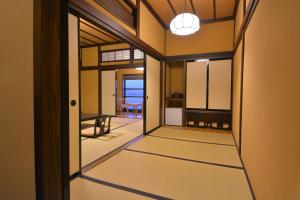 日光日光季之游酒店(Nikko Tokinoyuu)的通往美景客房的开放式门