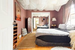 迈阿密The Cozy Villa-private parking的一间卧室设有两张床和紫色墙壁