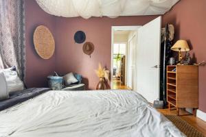 迈阿密The Cozy Villa-private parking的一间卧室配有一张床和紫色的墙壁