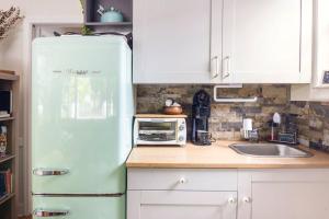 迈阿密The Cozy Villa-private parking的厨房配有旧冰箱和微波炉。