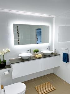 芬加尔湾Belle by the Bay的白色的浴室设有两个盥洗盆和镜子