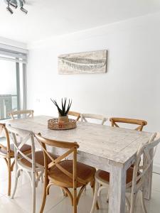 芬加尔湾Belle by the Bay的白色的用餐室配有木桌和椅子