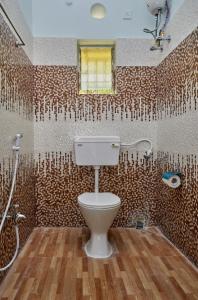 加尔各答deb Guest House And Banquet hall的一间带卫生间和淋浴的浴室。