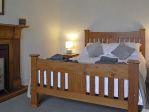 BadenyonCrofts的一间卧室配有一张带枕头的木床