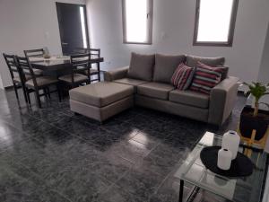迈普Apartamento Agur cerca del Arena Stadium的客厅配有沙发和桌子