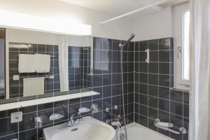 阿罗萨Hotel Provisorium13的一间带水槽和镜子的浴室