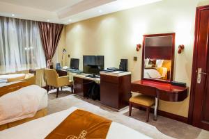 基加利遗产大酒店的酒店客房配有书桌和镜子
