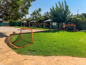 ElifeletSong of Galilee的公园里的一个橙色球门,有游乐场