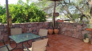 卡塔马卡La Pirca Rosada的一个带桌椅和石墙的庭院