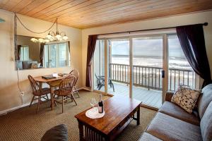 西塞德拉奈湾公寓酒店的带沙发和桌子的客厅以及阳台。