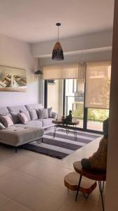 圣卡洛斯Charming Zen-style Beach apartment at Punta Caelo的客厅配有沙发和桌子