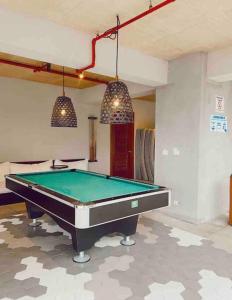 圣卡洛斯Charming Zen-style Beach apartment at Punta Caelo的客厅配有一张台球桌和两盏灯