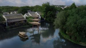 杭州杭州西溪悦榕庄的一条河里的小船,靠近一些建筑