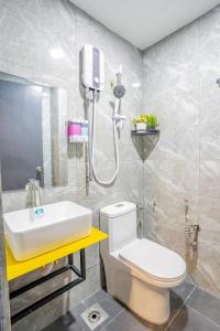 吉隆坡Hotel 28 Chow Kit Kuala Lumpur的一间带水槽、卫生间和淋浴的浴室