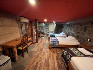 阿约拉港孤身乔治生态山林小屋旅馆的客房设有两张床、一张桌子和一张桌子。