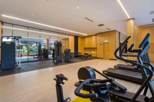 吉隆坡M 度假酒店的大楼内带跑步机和有氧器材的健身房