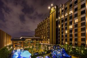 吉隆坡M 度假酒店的大楼前有游泳池的酒店