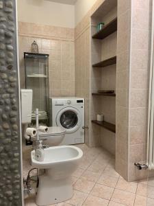 蒙多维Casa Luisini的一间带洗衣机和卫生间的浴室