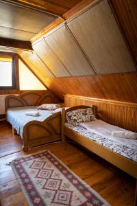 杜劳Pensiunea Novac的木屋内带两张床的房间