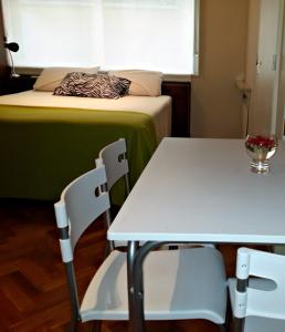 布宜诺斯艾利斯Studio Maipu的配有一张床和一张桌子及椅子的房间