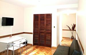 布宜诺斯艾利斯Studio Maipu的客厅设有木门和桌子