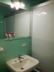 布宜诺斯艾利斯Studio Maipu的一间带水槽和镜子的浴室