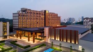 吉隆坡M Resort & Hotel Kuala Lumpur的一座城市里灯火通明的大建筑