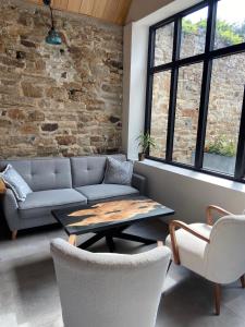 孔卡尔诺La Villa des Sables的客厅配有沙发和桌椅