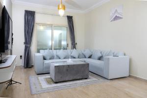 豪尔费坎Sea Shore Hotel Apartment Khorfakkan的白色的客厅配有沙发和桌子