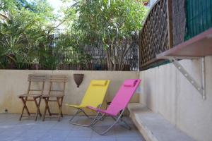 蒙彼利埃F3 climatisé-terrasse 30 m2- Parking-Antigone的一组椅子坐在庭院里