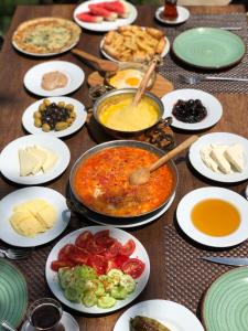 AltındereİSKALİTA Otel的餐桌上放着许多盘子的食物