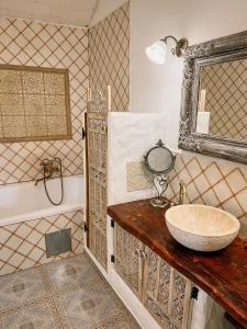 RůžováBungalov Trapani的一间带水槽、浴缸和镜子的浴室