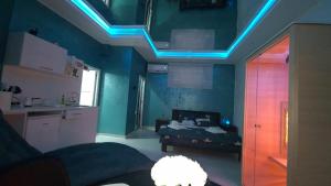帕拉钦Apartman Melody的一间设有床铺和蓝色灯光的客房