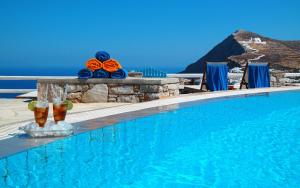 乔拉弗雷恩多斯米拉马雷酒店的蓝色海水游泳池,享有海景