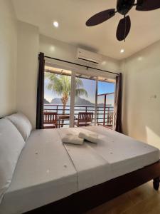 爱妮岛罗赞娜酒店的一间卧室设有一张床,享有海景
