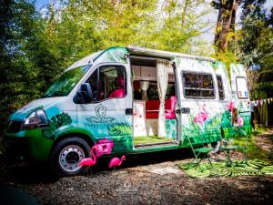 克拉伦斯Gypsy Wagons and Vans, Clarens的一辆绿色白色的货车,上面涂有鲜花