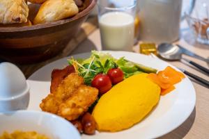 大町市Holiday Inn Resort Shinano-Omachi Kuroyon, an IHG Hotel的桌上一盘食物,上面有一盘食物