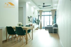 吉隆坡Legasi Kampung Baru by Twenty7的客厅配有桌子和绿色椅子