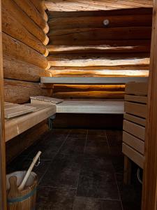 兹雷切Brunarica Macesen Smogavc的一间铺有木地板的木墙桑拿浴室