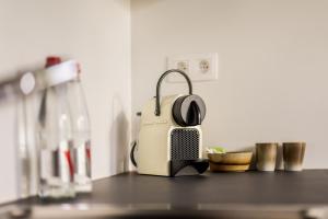 安特卫普Quartier Le Sud的厨房里的台面上放有收音机