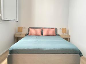 塞维利亚Hispalis Menendez Pelayo的一间卧室配有一张带两个枕头的床
