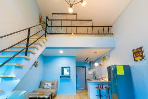 江陵市Gangneung Haesolnaeeum Pension的客厅设有蓝色的墙壁和楼梯。