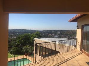 约翰内斯堡Views for Africa的享有游泳池景致的阳台