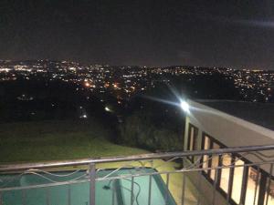 约翰内斯堡Views for Africa的阳台享有夜间城市美景。