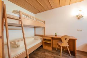 施图拜河谷新施蒂夫特斯塔克勒尔霍夫酒店的一间卧室配有双层床、一张桌子和梯子