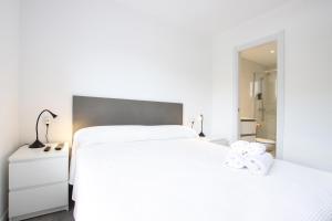 波连萨港Apt RIERES的卧室配有白色的床和镜子