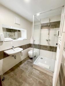 汉堡Ata Hotel - Self Check-in的浴室配有卫生间、盥洗盆和淋浴。