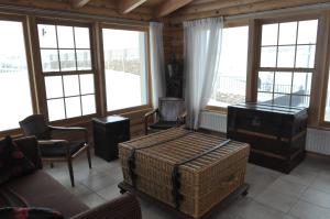 阿尔·阿尔兹Chalet de Charme, Cedars, Lebanon, Balcony Floor的客厅配有家具和窗户。